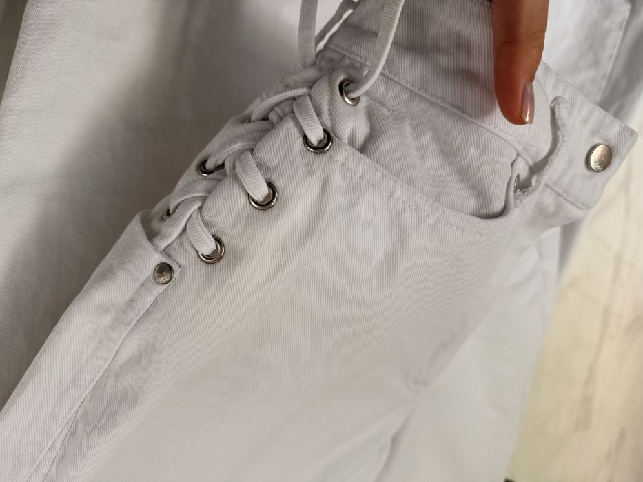 Білі джинси бренду ACE