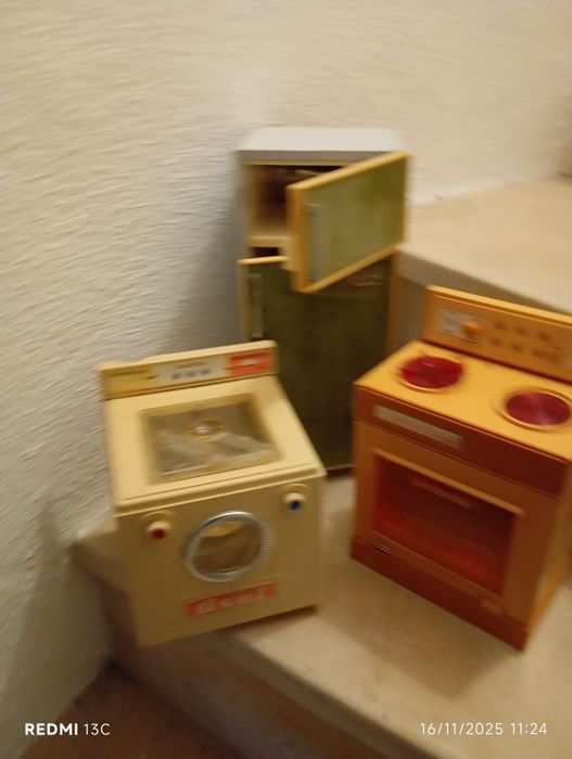 3 brinquedos antigos -frigorífico vendido  e máquina de lavar roupa vendida