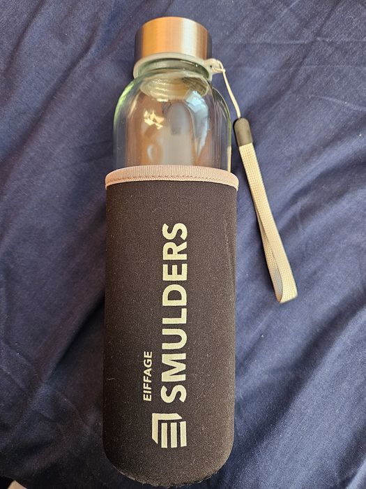 Szklana butelka na wodę z neoprenowym pokrowcem