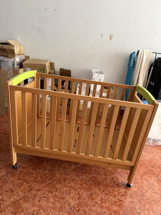 Cama de bébé como nova.