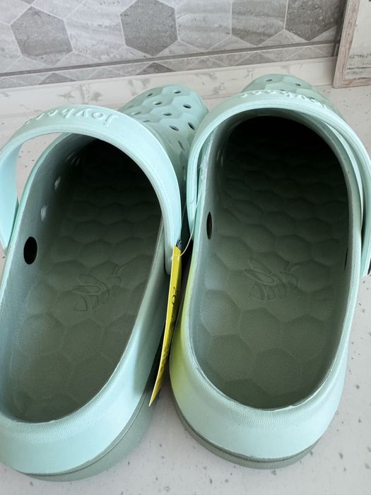 Продам кроксы joybees