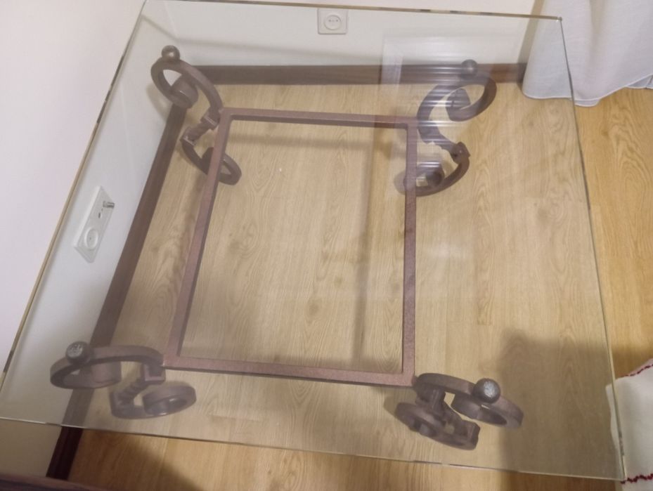 Mesa de centro com tampo de vidro