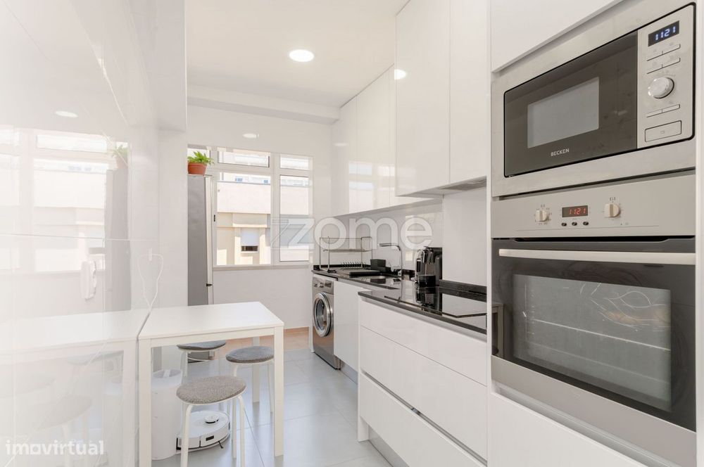 Apartamento T2 Totalmente Remodelado Junto Hospital da Cruz Vermelha