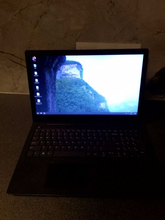 Sprzedam laptopa Lenovo V130 15,6" 8GB RAM 512GB Dysk SSD