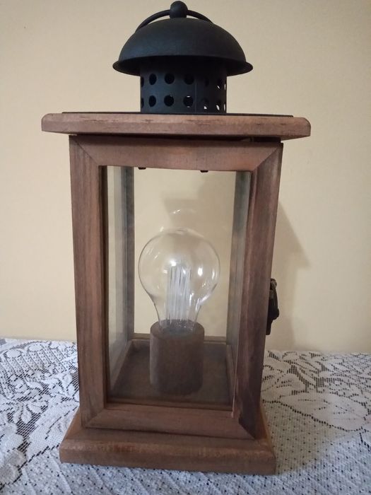 Latarnia z drewna.