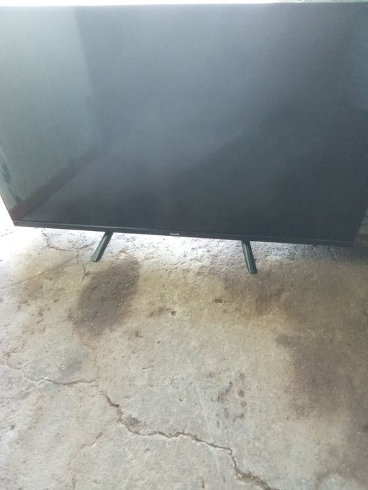 Led Smartv kunft com ecrã  partido de resto está  tudo a funcionar bem