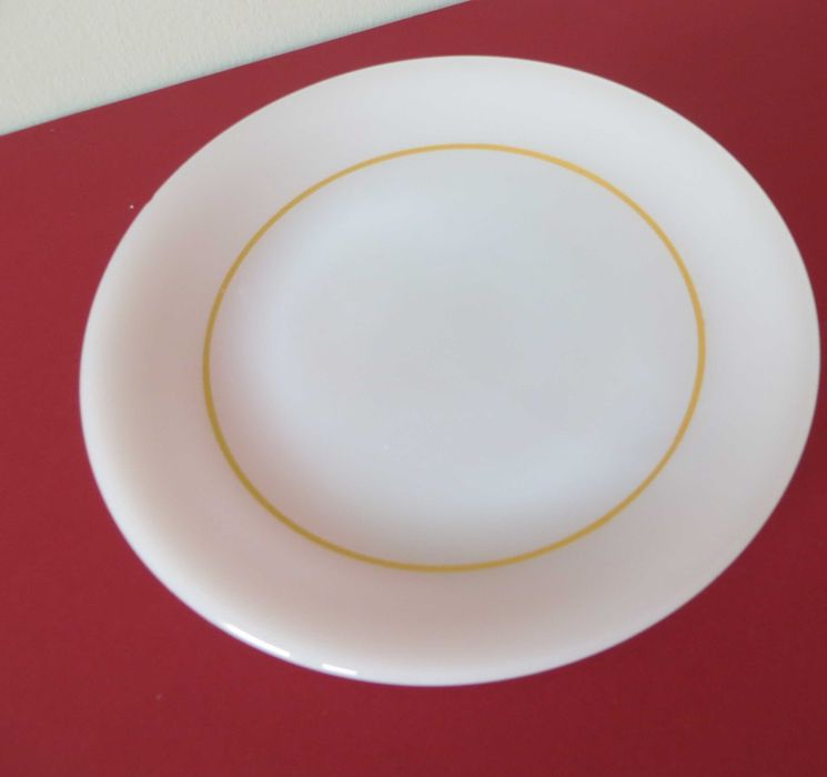 Pratos Sobremesa orlados dourado - 9 Unidades - Diâmetro: 19 cm