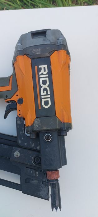 Пістолет пневматичний для забивання цвяхів 50-90мм Ridgid
