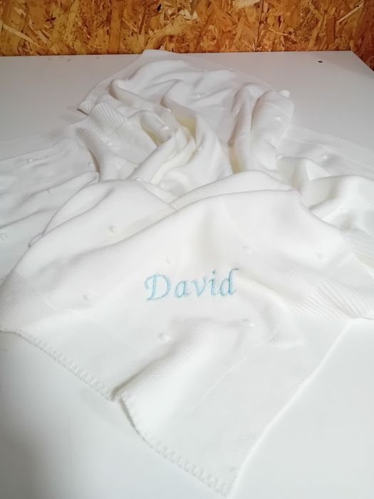 Manta com o nome do bebé bordado