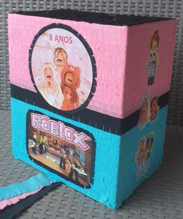 Pinhatas coloridas para festas