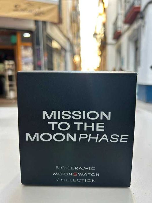 MoonSwatch SO33B700 – Omega x Swatch Snoopy Nocny Design