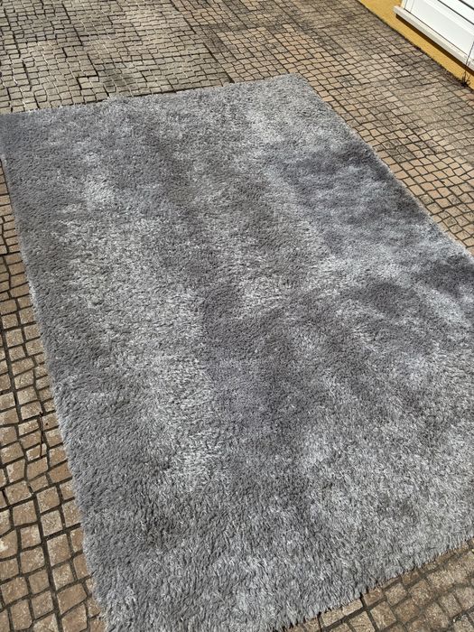 Tapete cinzento para quarto ou sala