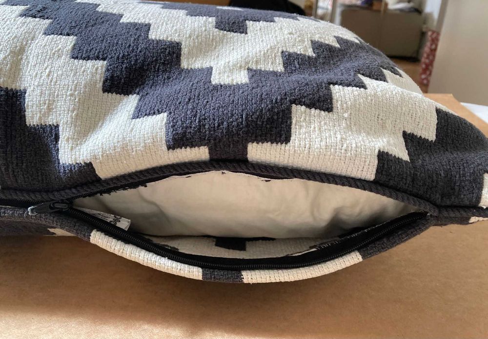 Almofada Penas Branca e Preta Ikea 40x60