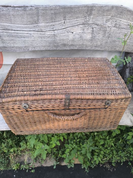 Древний плетёный из лозы антикварный чемодан.чемодан.