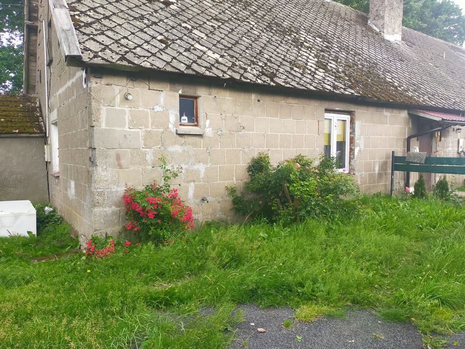 Mieszkanie 55,36 m² z poddaszem, budynkami gospodarczymi i udziałem w działce – Chmielno, gm. Bobolice