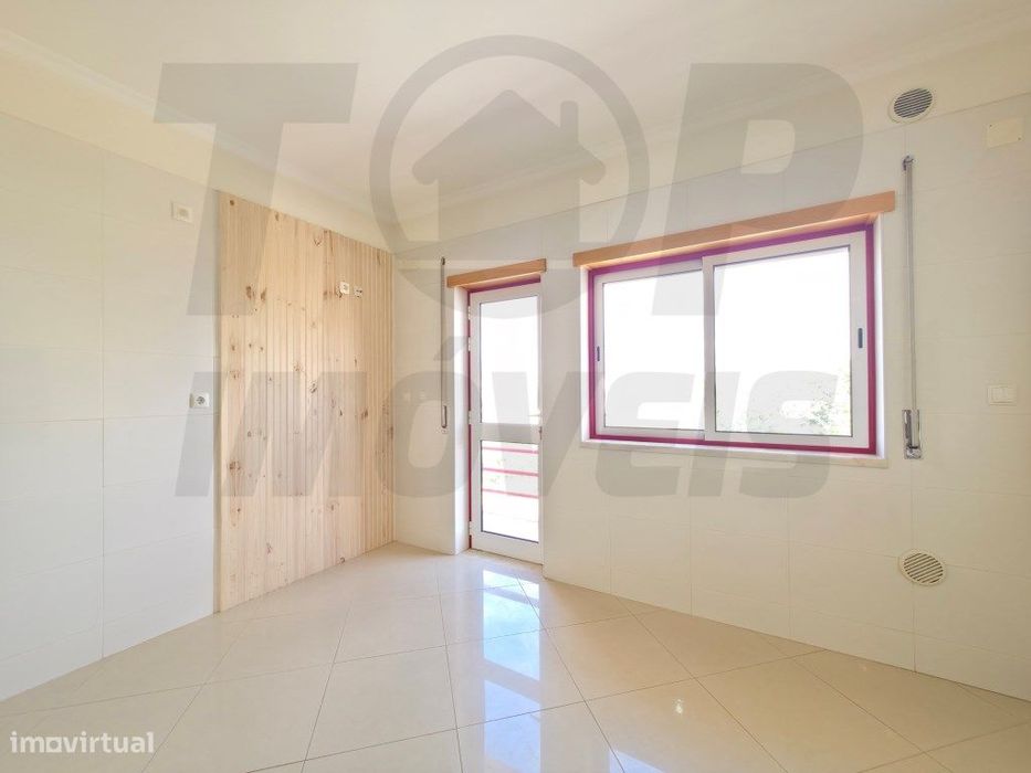 Apartamento T3 com Parqueamento - Urb. das Oliveirinhas - Samora Co...