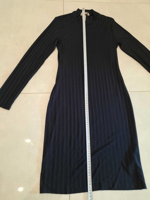 Czarna sukienka w prazki