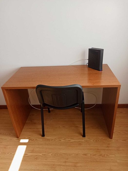 Secretária e cadeira