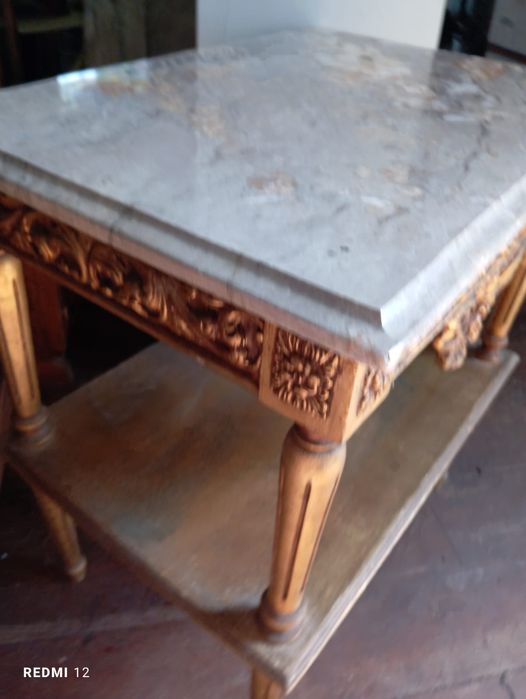 Mesa de apoio tampo de mármore com talha dourada medidas na foto