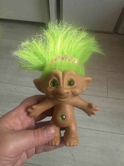 Figurka troll z zielonymi włosami