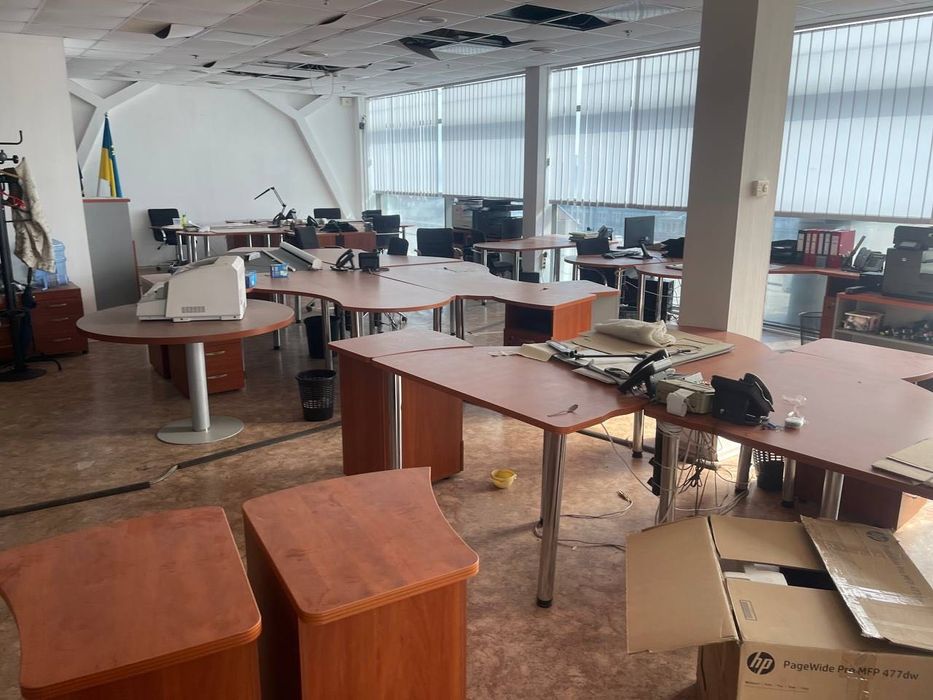 офісні меблі столи крісла тумби