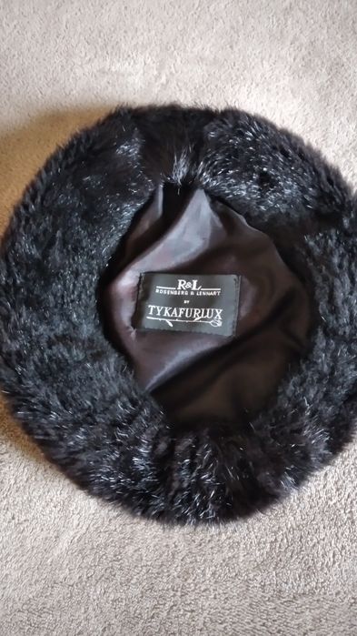 Берет з хутра. Колір чорний. Вживане.