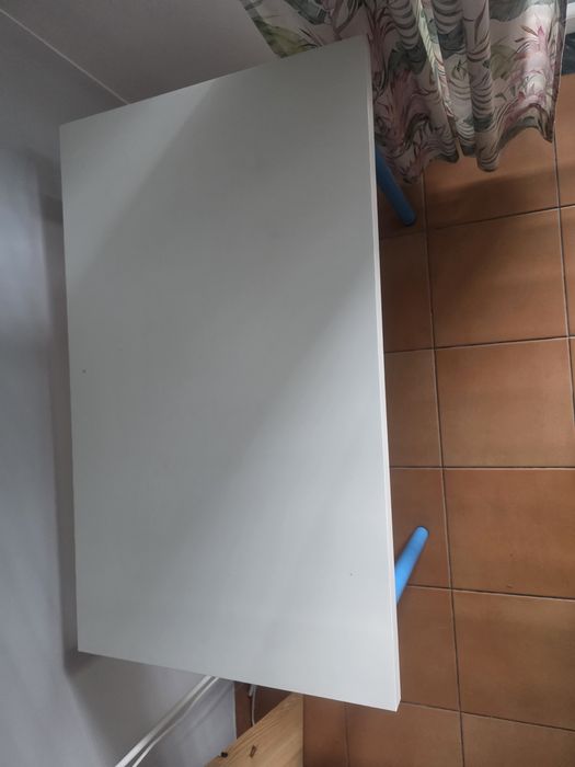 Secretária branca com pés azuis