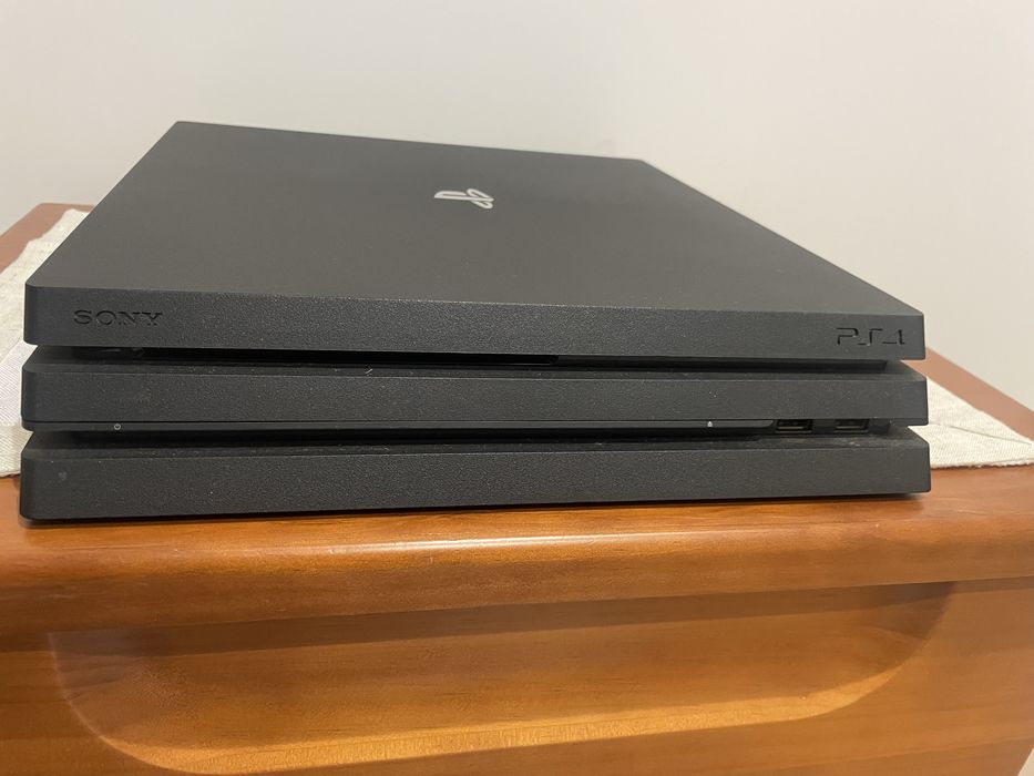 Playstation 4 pro +comando+ 17 jogos (9 selados)