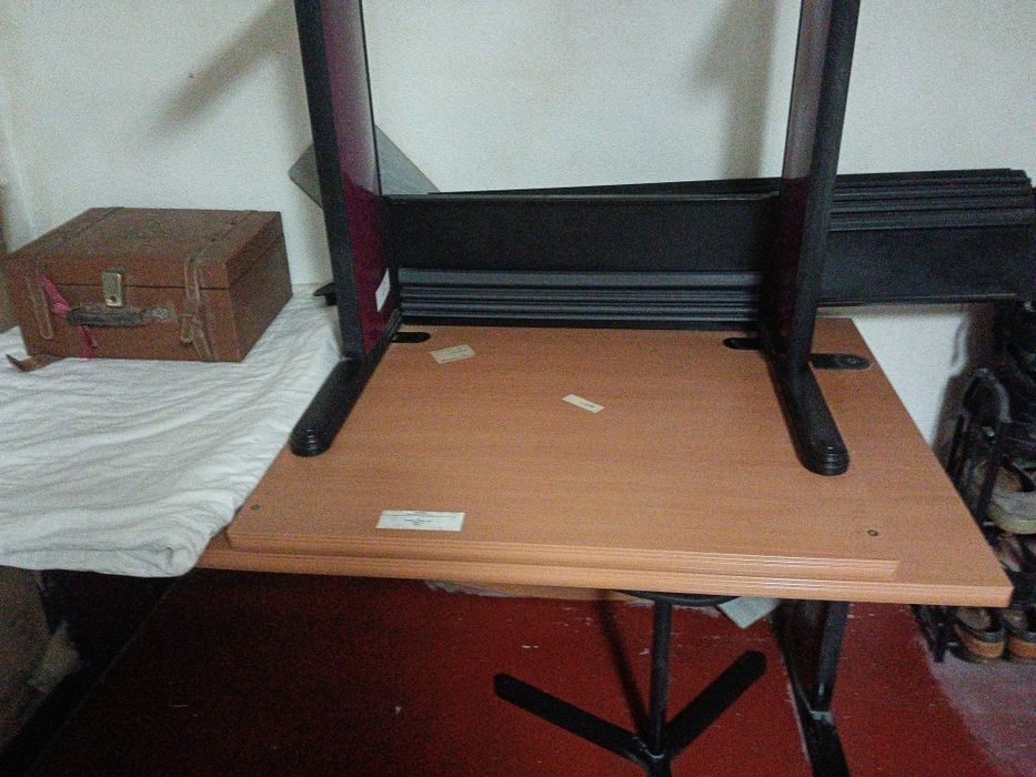 Secretária de escritório. Para levantar no local