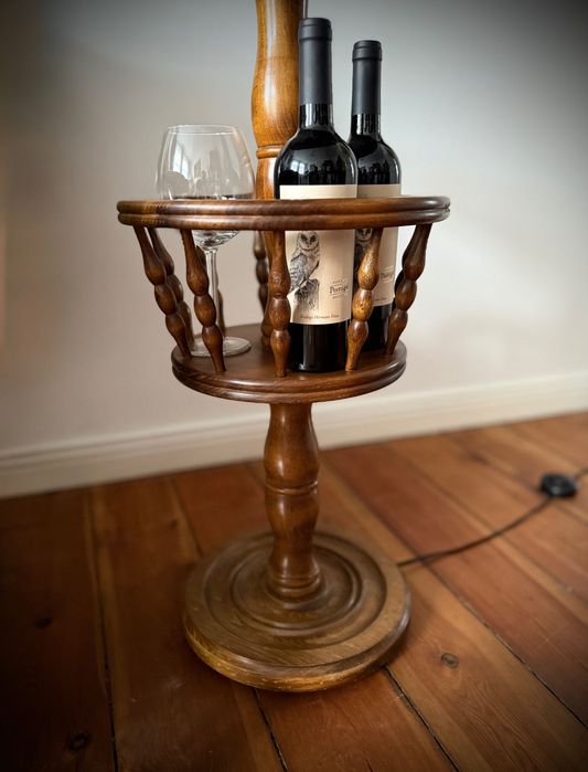 Lampa podłogowa ze stojakiem na wino i ręcznie szytym abażurem