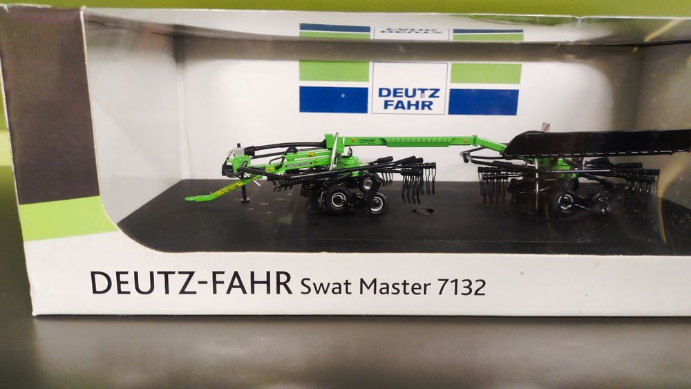 Universal Hobbies Zgrabiarka Deutz fahr jak siku britains 1 32