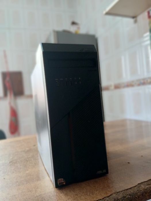 Vendo Computador Desktop Gamer em bom estado e a funcionar perfeitamente.