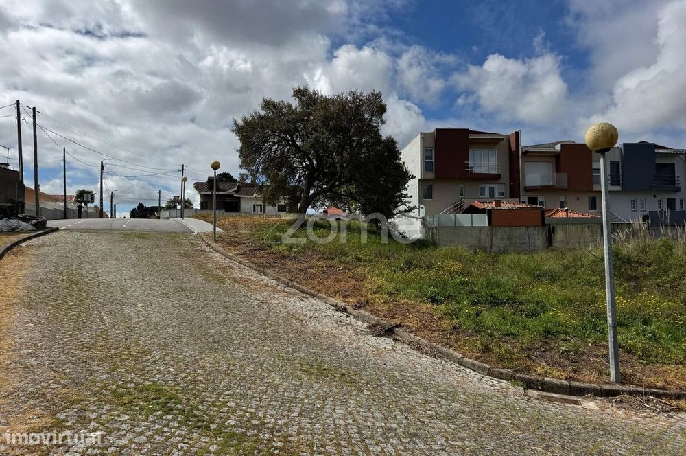 Lote de terreno, para construção de moradia, em Santa Maria de Lamas