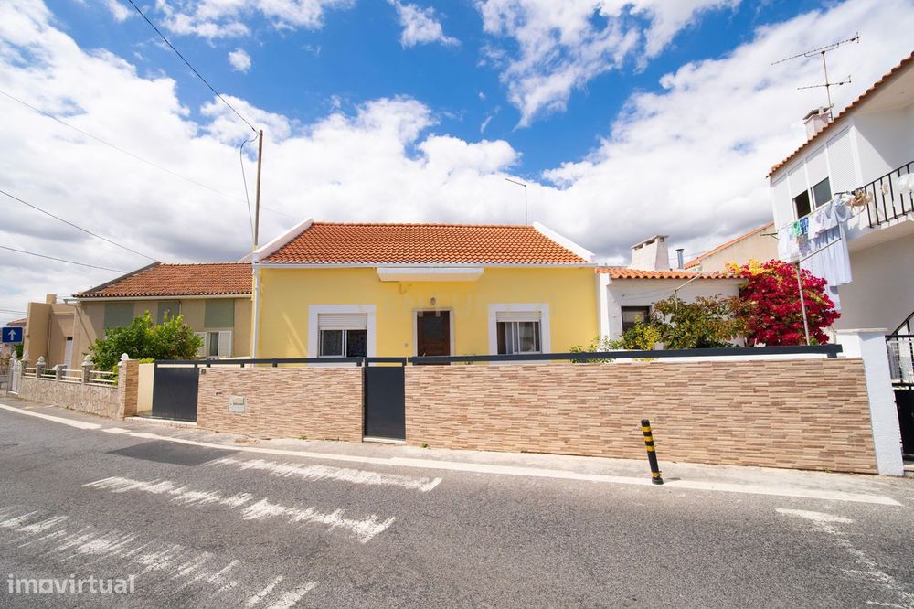 Moradia T2 Renovada, com 119 m² de Logradouro