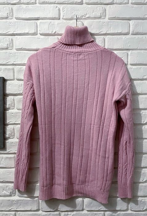 Różowy sweter z golfem. Golf
