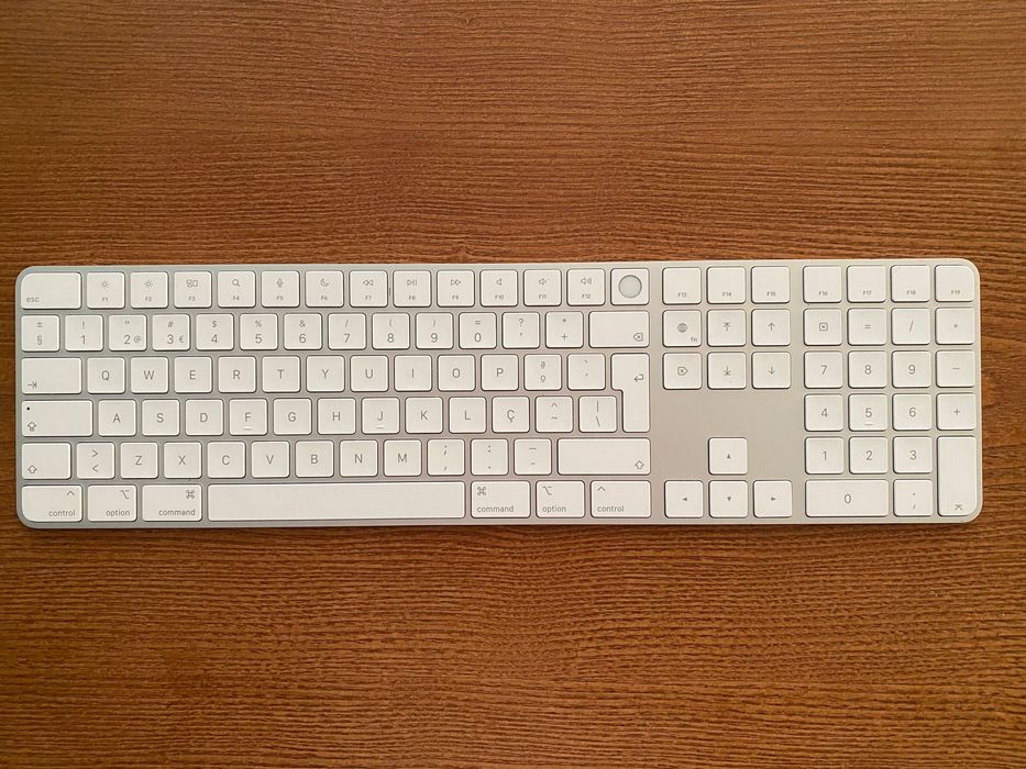 Teclado Magic Keyboard Apple PT com Touch ID