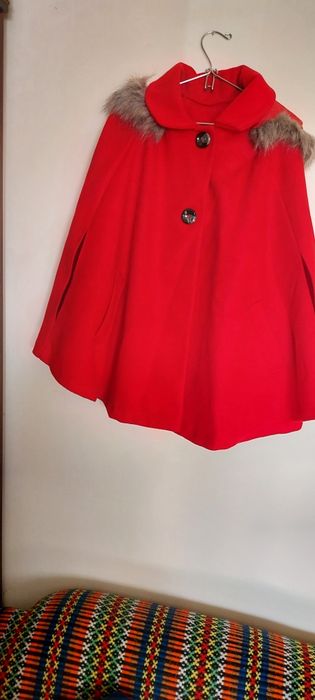 Capa vermelha com capuz
