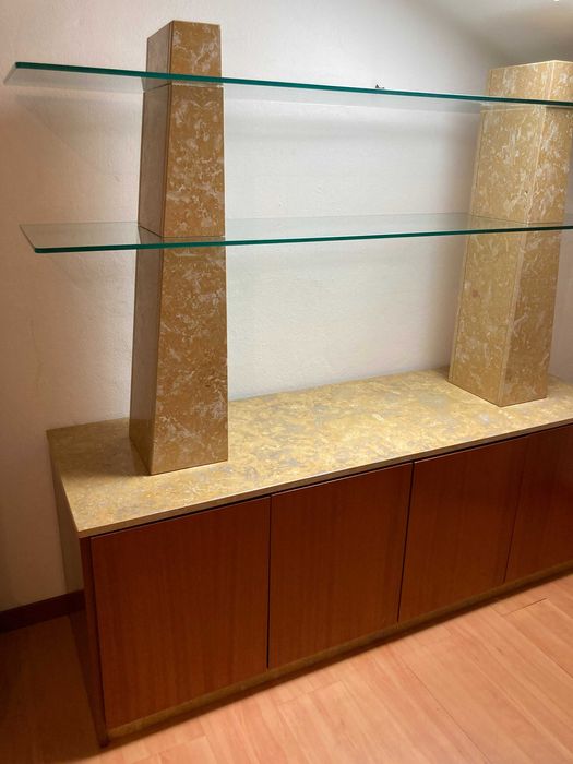 Móvel de pedra, madeira e vidro