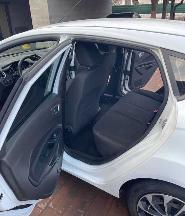 Автомобіль Ford Fieasta