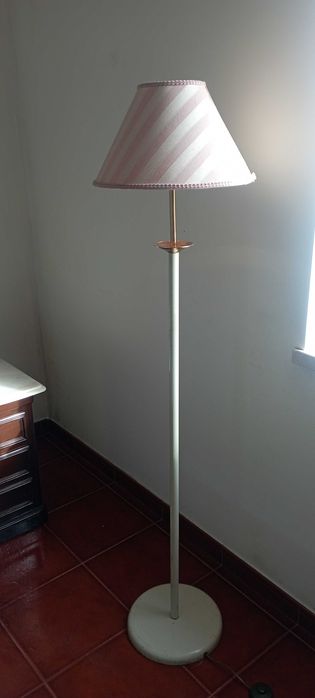 Candeeiro pé dourado