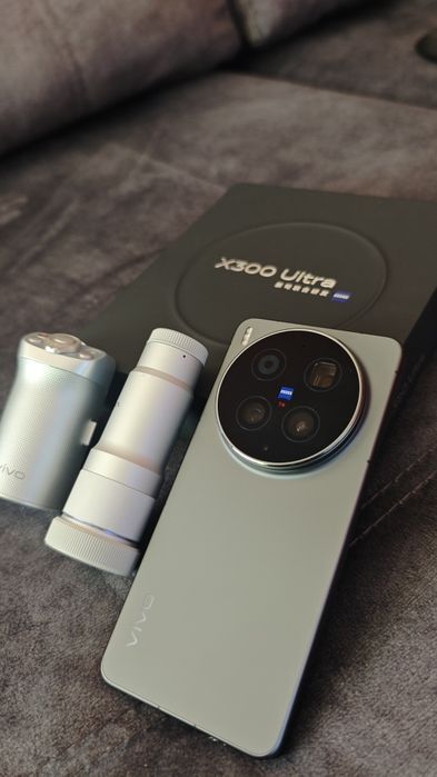 Vivo x 300 ultra 12 gb RAM mais 256 + kit