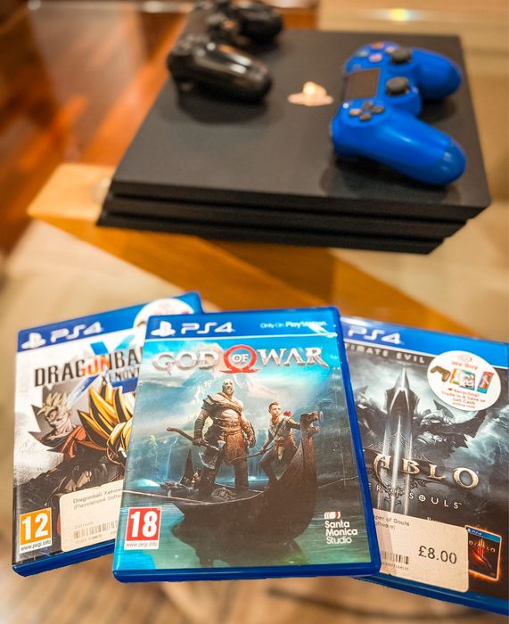 PlayStation 4 Pro 1TB + 2 Comandos + 3 jogos