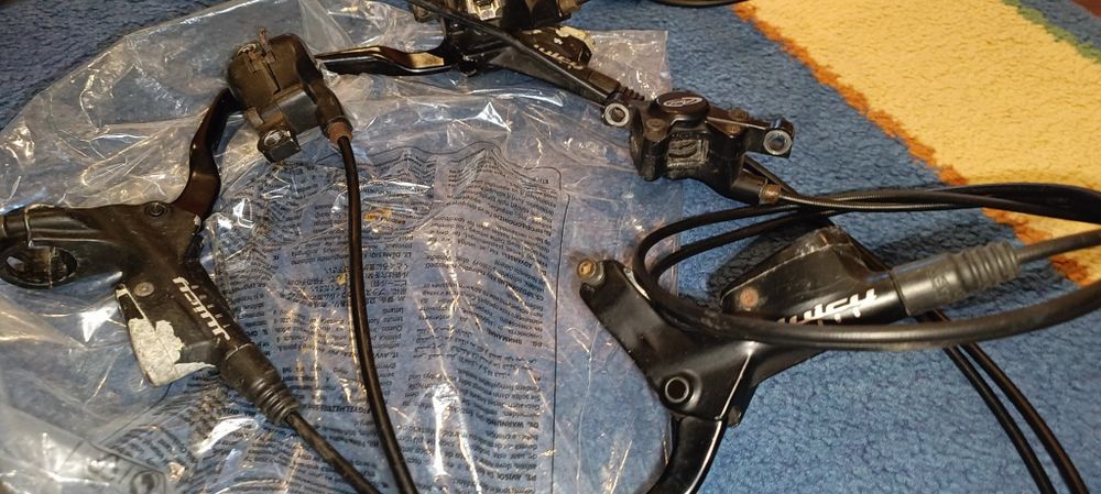 Dois pares de travões de disco AVID