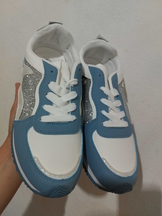 Sapatilhas azuis e prata novas