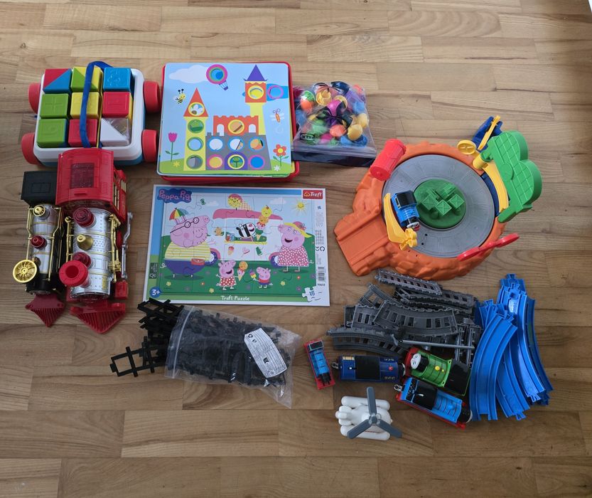 Zestaw zabawek fisher price pociągi tory puzzle tommy tomek