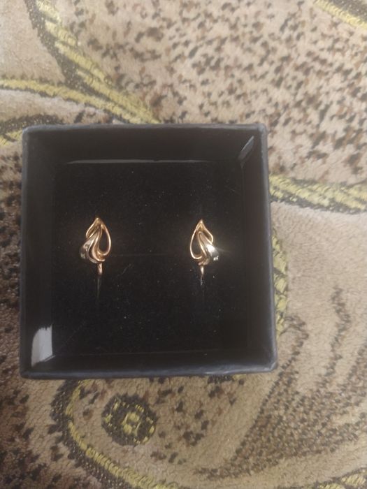 Продам золотые сережки