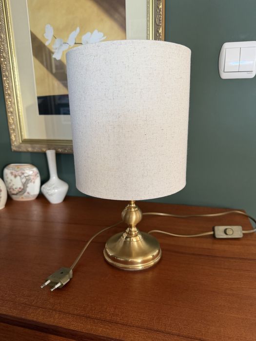 Lampka stołowa z jasnym kloszem