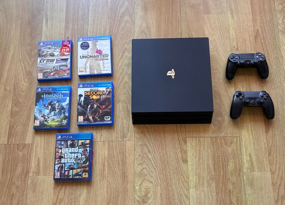 Playstation 4 + 2 comandos + 5 jogos | quase nova!