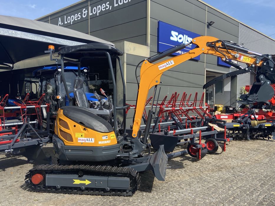 escavadora Giratoria 2500 kg motor kubota 20 cv com varios extras