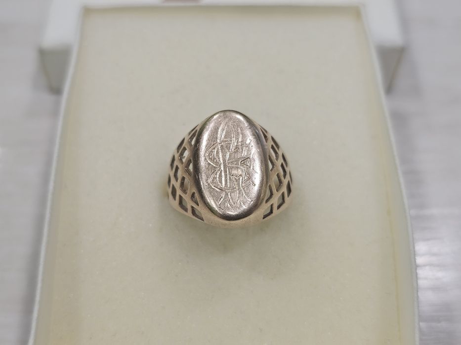 Złoty szerszy damski sygnet z WZOREM PR 583